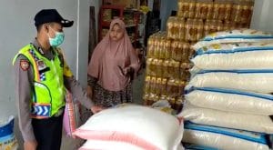 Monitoring Sembako, Polsek Bantur Pastikan Stok Normal