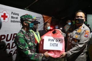 Kapolres Malang Bagikan 700 Nasi Kotak untuk Santap Sahur Warga