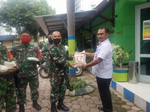 Koramil 0818/29 Dau Gelar Bansos Gerakan 1 Kg Beras
