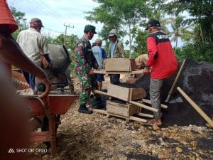 Babinsa 0818/12 Ikuti Kerja Bakti Pengecoran Jalan Bersama Warga Dusun Krajan