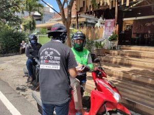 Bold Riders Malang Bagikan 1.000 Paket Multivitamin ke Pengguna Jalan