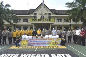 Kepolisian Polres Batu Dapat Bantuan APD Covid-19 dari Yayasan Klenteng Eng An Kiong
