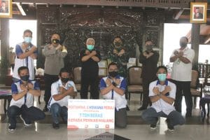 Dandim 0818 Ikut Menerima Penyaluran Bantuan Penanganan Covid-19 Bagi Warga
