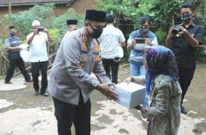 Kapolres Malang Bagikan Nasi Kotak Buka Puasa kepada Masyarakat Kurang Mampu