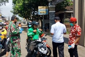 Babinsa Koramil 25 Pakis Ikut Imbau Warga Wajib Pakai Masker