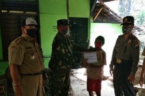 Danramil 0818/11 Donomulyo Sambangi Warga Sambil Bagikan Sembako