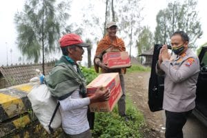 Kapolres Malang Blusukan Ke Ponpes dan Vihara Sambil Membagikan Sembako