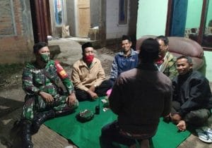 Babinsa Koramil 26 Singosari Gelar Patroli Malam Sambil Menyapa masyarakat