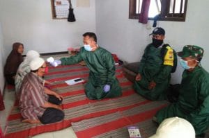 Babinsa Koramil 24 Poncokusumo Bersama Tim Satgas Covid-19 Periksa Masyarakat Pendatang