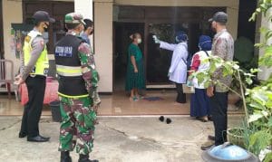 Babinsa Koramil 0818/17 Ampelgading, Dampingi Pemeriksaan Pasien ODR