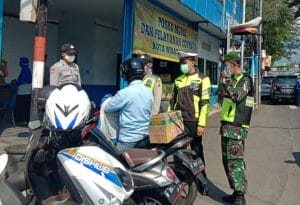 Posramil 0818/02 Junrejo Ikut Periksa Pengendara di Check point Exit  Pendem