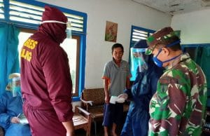 Babinsa Posramil 06  Kromengan Dampingi Tim Medis Covid-19 Pemeriksa 2 Warga