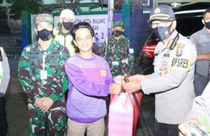Cegah Covid-19,TNI Polri Kota Malang Patroli Sahur Sambil Berbagi Rejeki