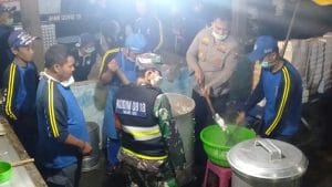 Calon Kapolres, Ikut Sajikan Menu Sahur di Dapur Umum Sahur Covid-19