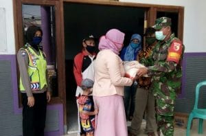 Babinsa Koramil 0818/23 Jabung  Laksanakan Pendampingan Bansos Kewarga Kurang Mampu