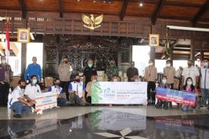 Kapolres Malang Hadiri Acara Bantuan Beras dan APD Untuk Masyarakat  Kabupaten Malang