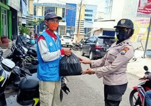 Anggota Polsek Karangploso Sambangi Warga Sambil Bagikan Sembako