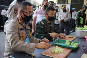 Kapolresta Malang Kota Jadi Master Chef  di Dapur Umum  Covid-19