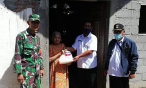 Babinsa Koramil 0818/11 Donomulyo Kawal Penyaluran Bantuan Sembako