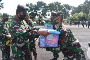 Dandim 0818 Serahkan Bingkisan Lebaran dari KASAD, Untuk Prajurit dan ASN