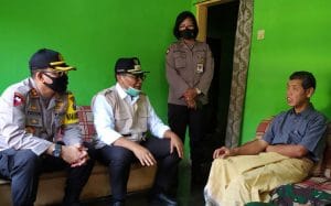 Wakapolresta Malang Kota Datangi Warga Atas Pengaduannya Tidak Terima Bansos