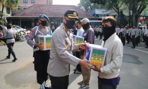 Polresta Malang Kota Kerahkan Seluruh Bhabinkamtibmas Bagikan Sembako ke Warga Terdampak Covid-19
