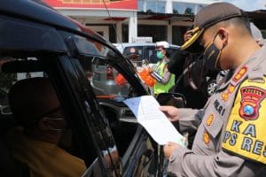 Kapolres Malang Periksa Langsung Penumpang, Usai Ditetapkan PSBB Kabupaten Malang