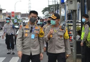 Karo Ops Polda Jatim Tinjau Hari pertama PSBB Kota Batu di Pos Check Point Covid-19 Suhat