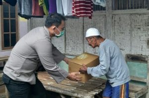 Jelang Lebaran Wakapolres Malang Bagikan Sembako Warga Terdampak Covid-19