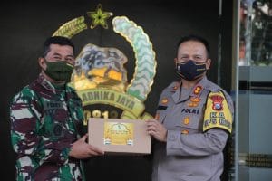 Kapolres Malang Datangi Kodim 0818 Sambil Bawa Bingkisan Lebaran