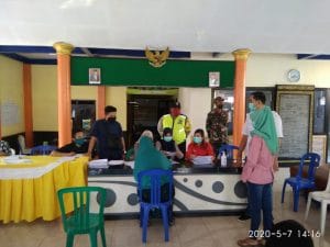 Babinsa 0818/07 Pakisaji Kawal Pembagian Kartu KKS Program Sembako Kepada Warga Desa Sutojayan