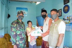 Babinsa Koramil 0818/29 Dau Dampingi Pembagian Sembako di Karangwidoro