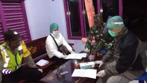Babinsa Posramil 0818/35 Kromengan Dampingi Medical Check Up Tiga Warga Peniwen dari Surabaya