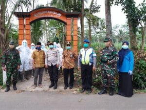 Koramil 0818/24 Poncokusumo Kawal Pemakaman Warga yang Terpapar Covid -19