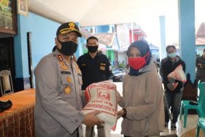 Kapolres Malang Salurkan Bansos kepada Pekerja Terkena PHK di Lawang