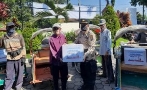 Wujud Talis Asih Polri, Kapolsek Sukun Bagikan Sembako Pada Abang Becak