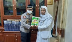 Kapolsek Poncokusumo Berikan Bansos ke Ponpes Nurul Huda Pajaran
