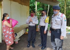 Kapolsek Sukun Bagikan Sembako Pada Warga Tuna Netra di Kelurahan Bandungrejosari