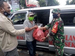 Divisi 2 Kostrad bersama Koramil 0818/29 Dau Distribusikan Makanan Siap Saji Langsung kepada Warga