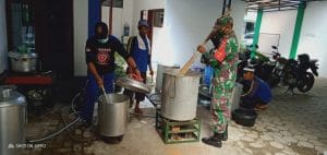 Koramil 0818/19 bersama Polsek Gondanglegi Bagikan Nasi Kotak Selama PSBB