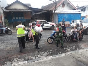Babinsa 0818/08 Wagir dan Bhabinkamtibmas Bagikan Nasi Bungkus untuk Buka Puasa Warga