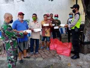 Koramil 0818/06 Sumberpucung Bagikan 800 Nasi Kotak Kepada Warga Saat Penerapan PSBB