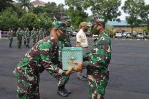 Bukti Kepedulian Komando, Kodim 0818/Kab Malang-Batu Bagikan Bingkisan Lebaran dari Kodam V/Brawijaya