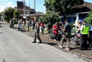 Danramil 0818/22 Tumpang Laksanakan Himbauan Penggunaan Masker di TMP Tumpang