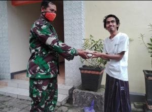 Lewat Door to Door, Posramil 0818/02 Junrejo Bagikan Nasi Bungkus untuk Buka Puasa Warga