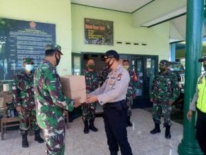 Kapolsek Serahkan Bingkisan dari Kapolres Kepada Anggota Koramil 13/Kalipare