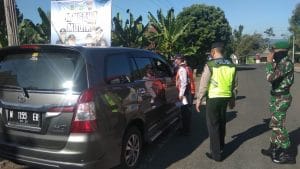 Koramil 17 Ampelgading dan Polsek Bersinergi Jaga Pos Check Point Diperbatasan
