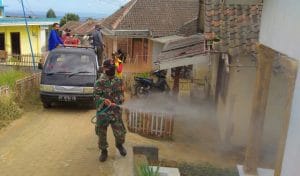 Koramil 0818/Jabung Laksanakan Penyemprotan Disinfektan Dikawasan Rumah Penduduk