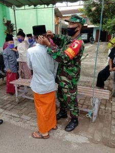 Babinsa 0818/06 Sumberpucung Bersama Satgas Covid-19 Perketat Jalur Masuk Desa