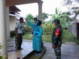 Babinsa Koramil 0818/32 Wonosari Dampingi Tim Medis Periksa Pendatang dari Zona Merah